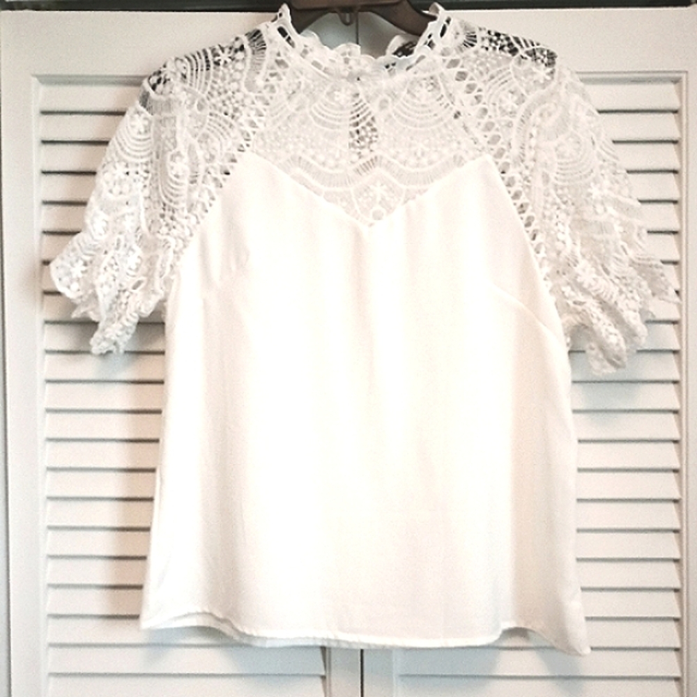 🦋NWOT White Lace Mock Neck Top (M)🦋